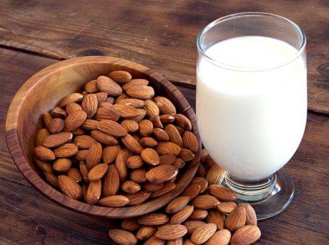 Četri dzērieni, kurus visvairāk ieteicams dzert pirms miega